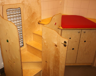 Feste Wickeltischtreppe mit Sicherungstür